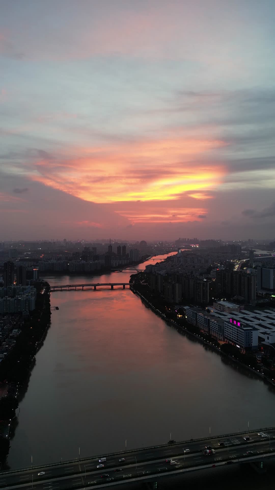 广州珠江晚霞竖拍风光空镜视频的预览图