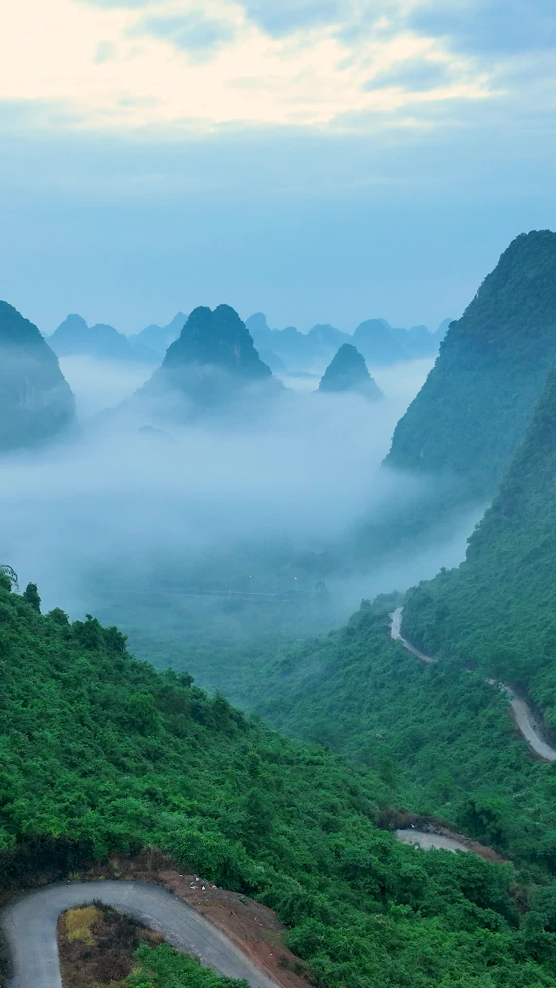 航拍桂林山水云海视频的预览图