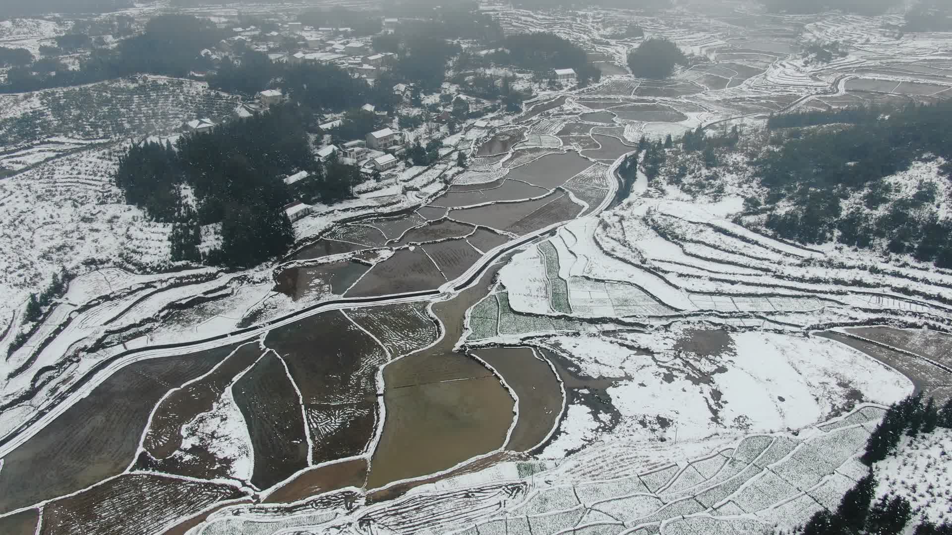 航拍田园乡村冬天雪景视频的预览图
