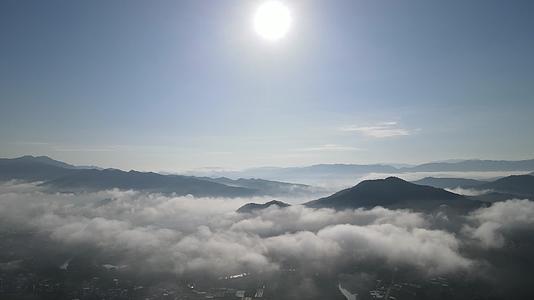 航拍清晨云雾缭绕云海日出视频的预览图
