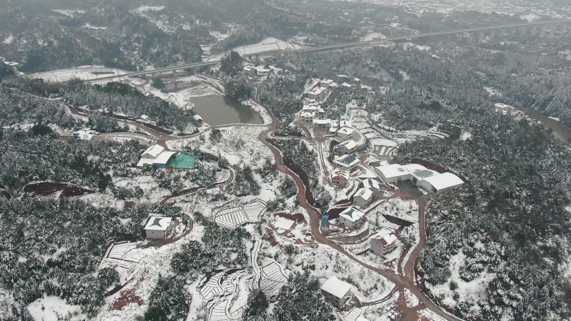 航拍南方丘陵乡村冬天雪景视频的预览图
