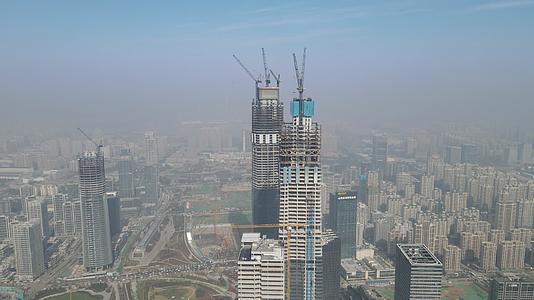 航拍山东济南城市清晨在建高楼吊塔视频的预览图