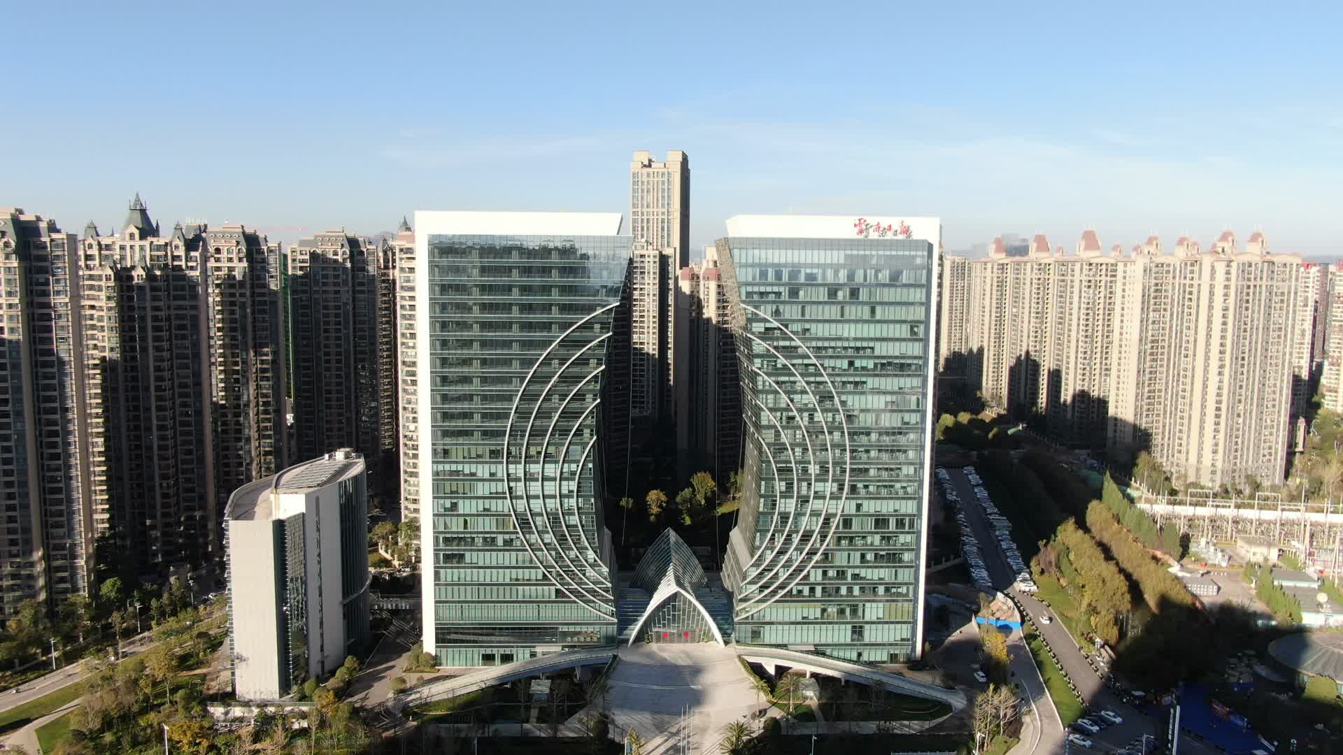 航拍云南日报网红CBD大楼视频的预览图