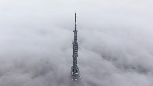 航拍南岳衡山清晨云雾缭绕信号塔视频的预览图