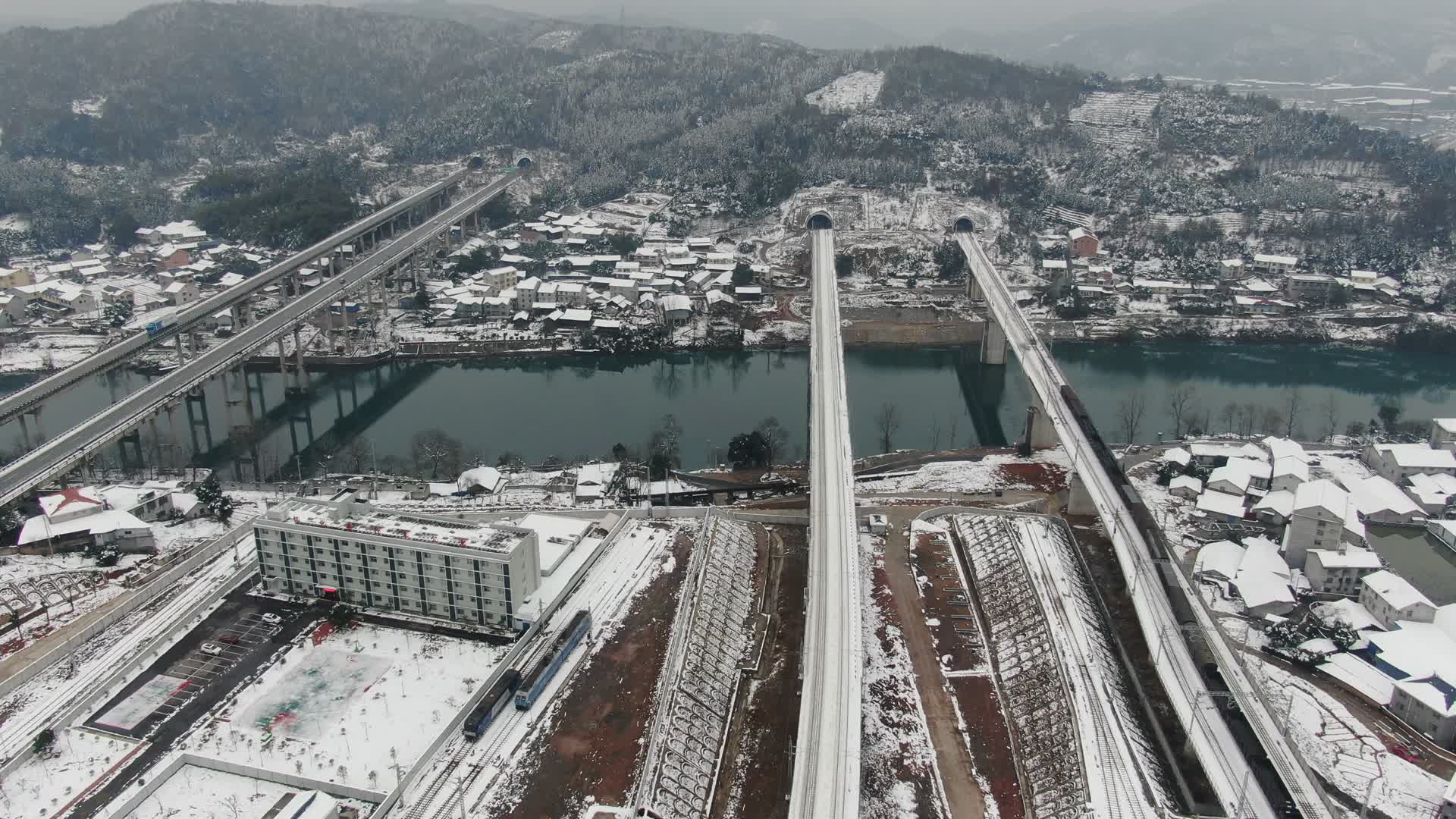 跨河大桥交通冬天雪景视频的预览图
