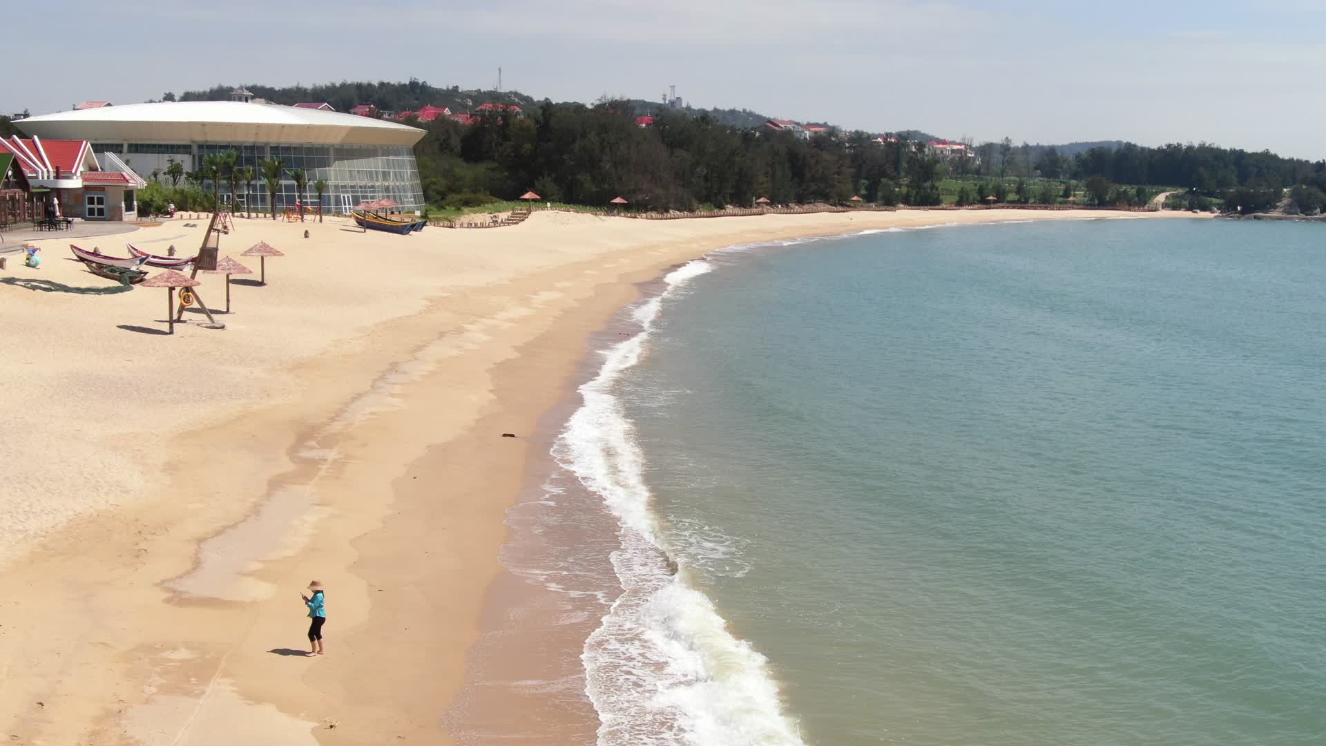 旅游景区4K航拍福建湄洲岛黄金沙滩视频的预览图