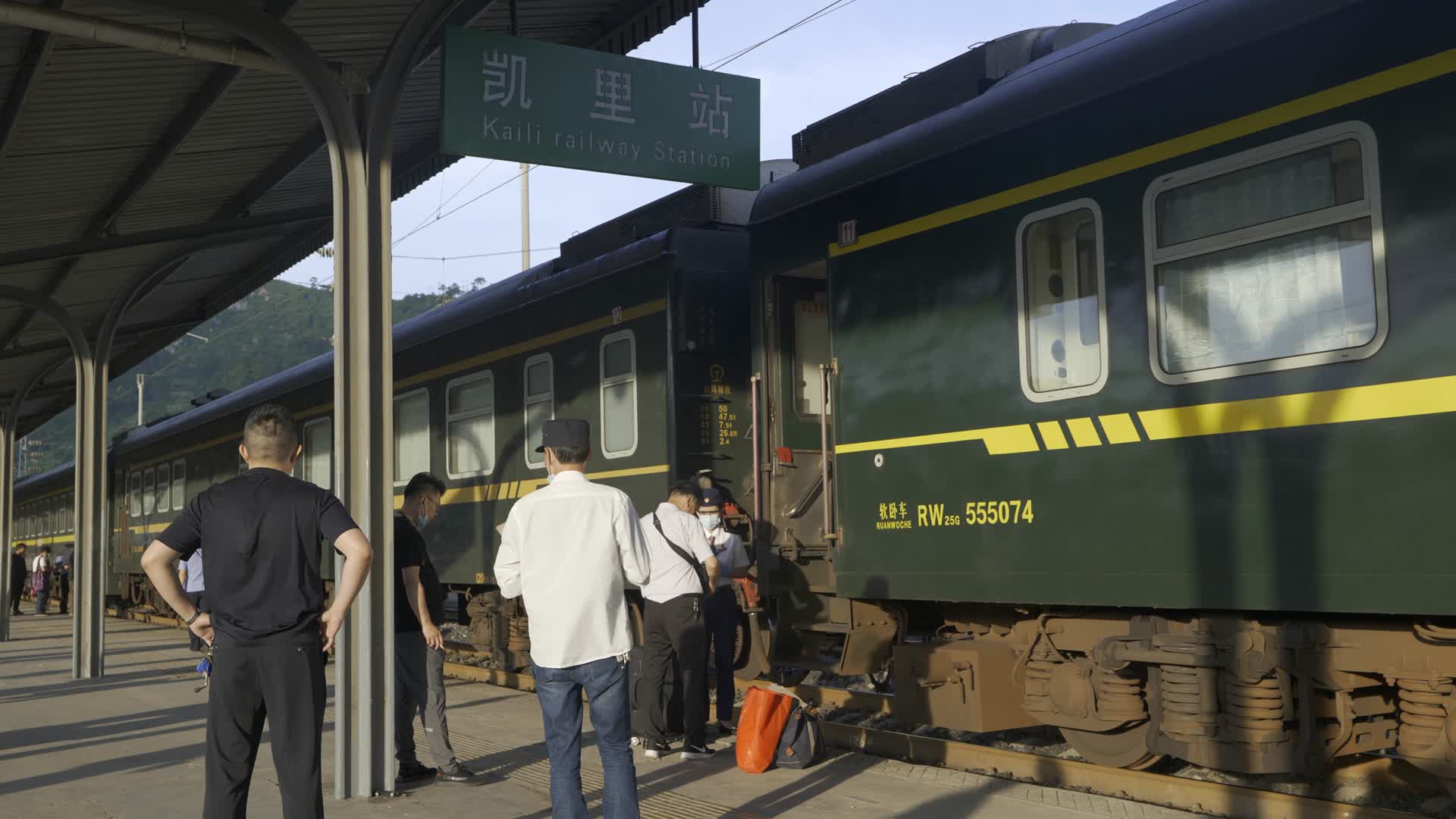 4K黔东南凯里市凯里火车站下车行人绿皮火车视频的预览图