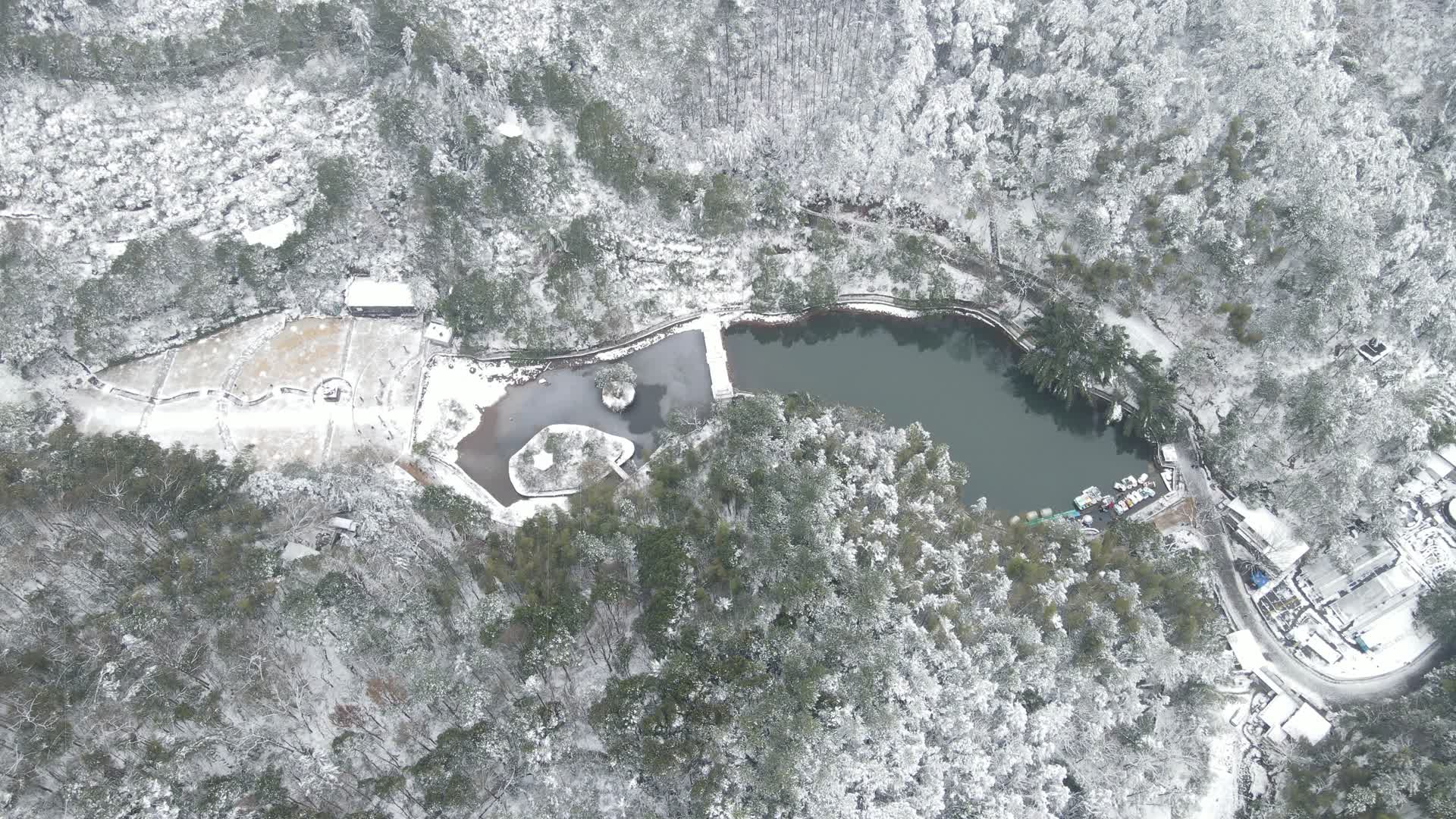 旅游景区怀化大峡谷山谷冬天雪景视频的预览图