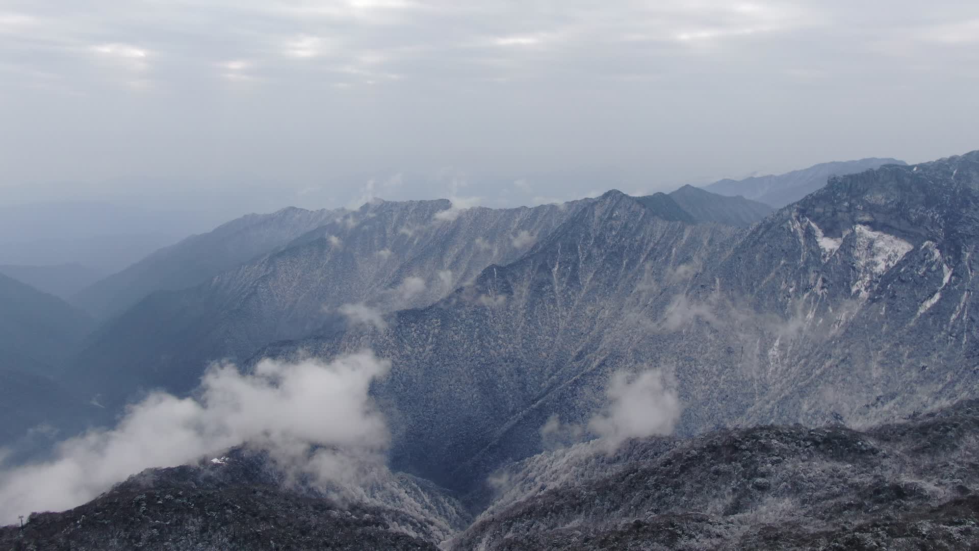 旅游景区航拍梵净山大山深处雪景视频的预览图