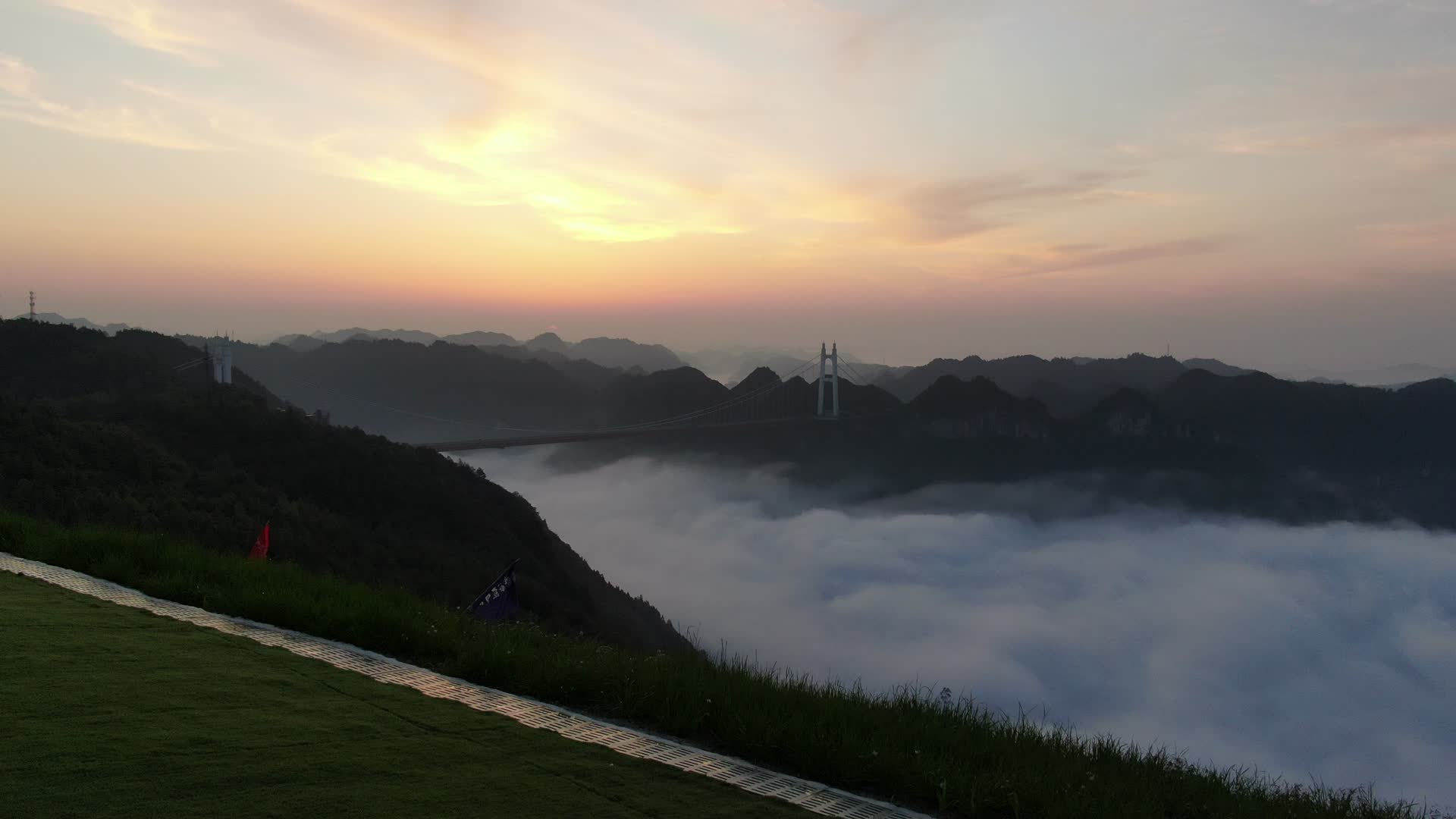 旅游景区湖南湘西矮寨大桥云海日出航拍视频的预览图