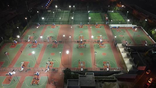 夜晚运动场打篮球运动航拍视频的预览图