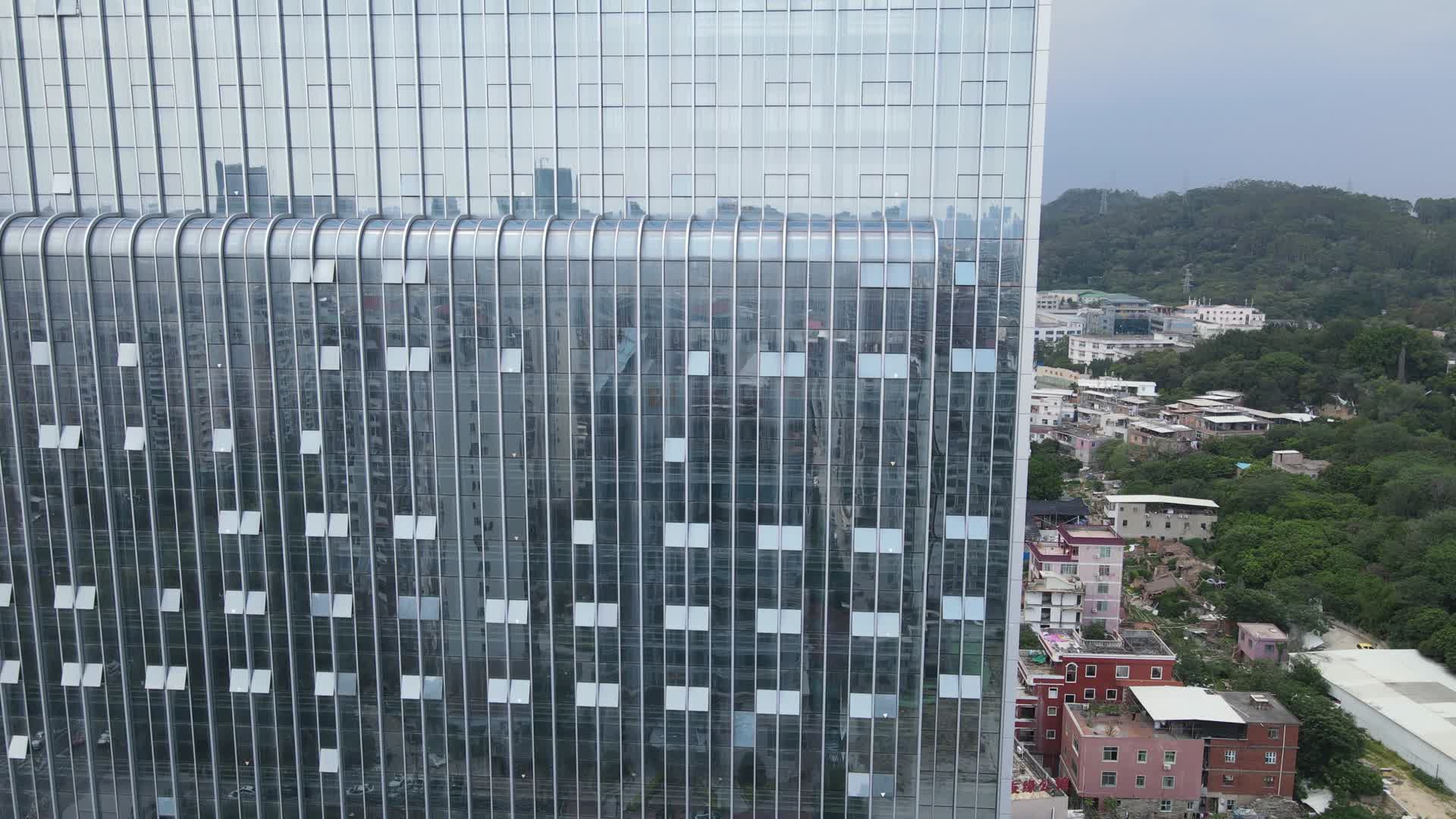 城市航拍商务大楼外墙特写视频的预览图