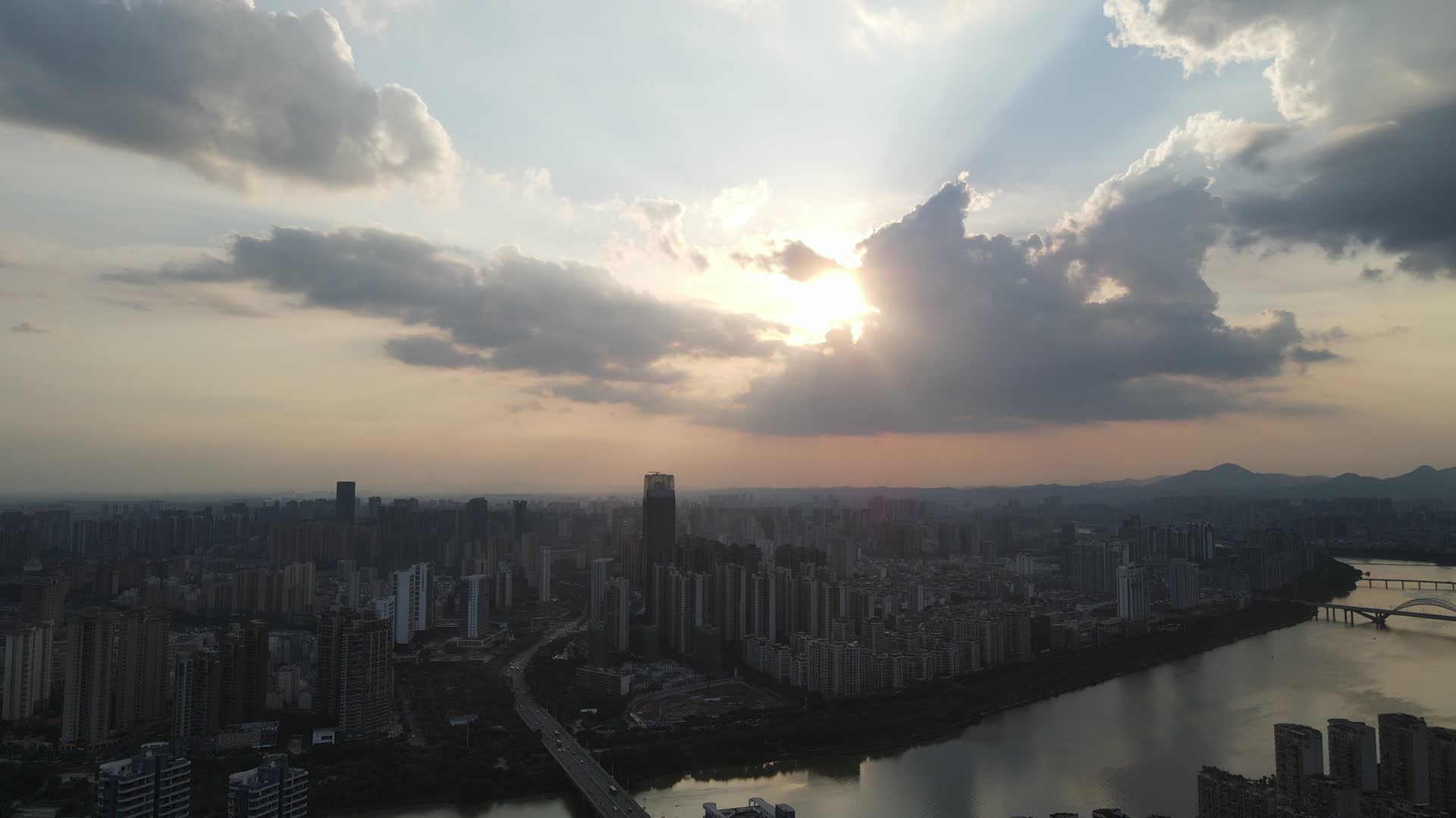 城市航拍江西赣州城市日落晚霞视频的预览图
