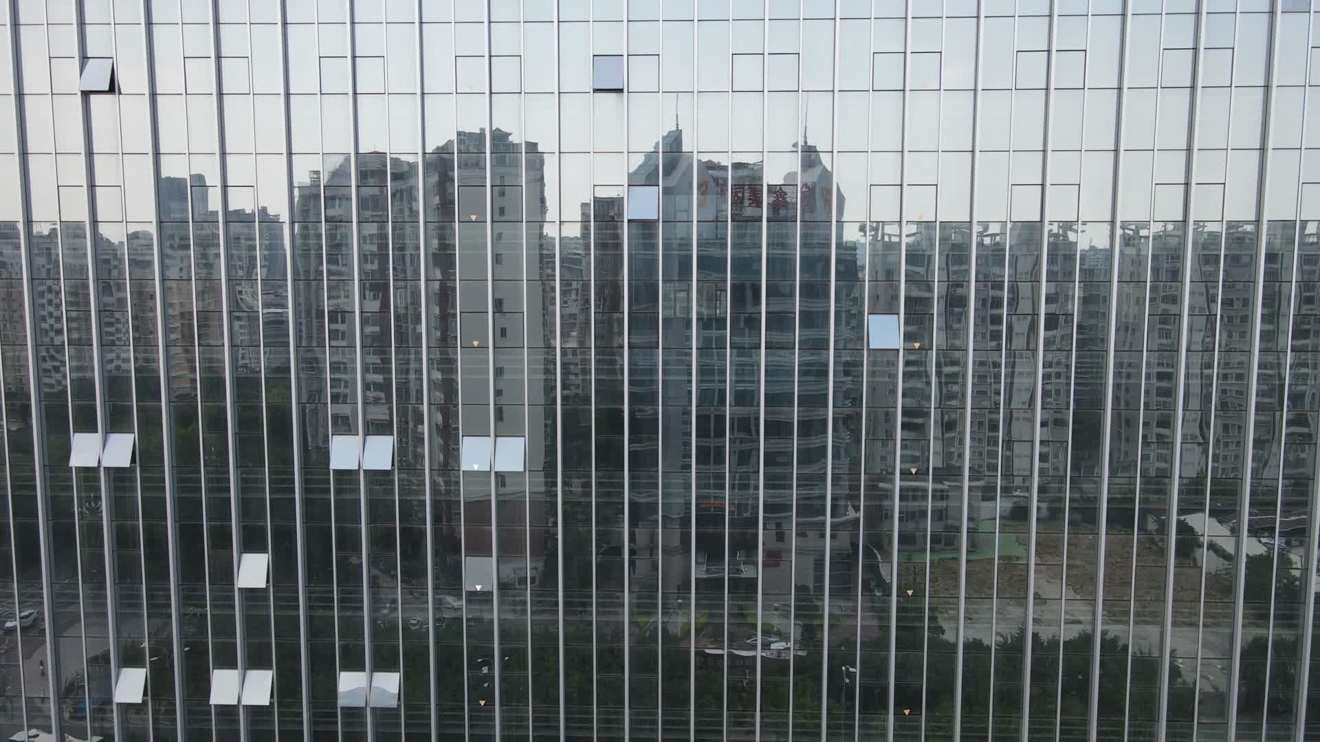 城市航拍商务大楼外墙特写视频的预览图