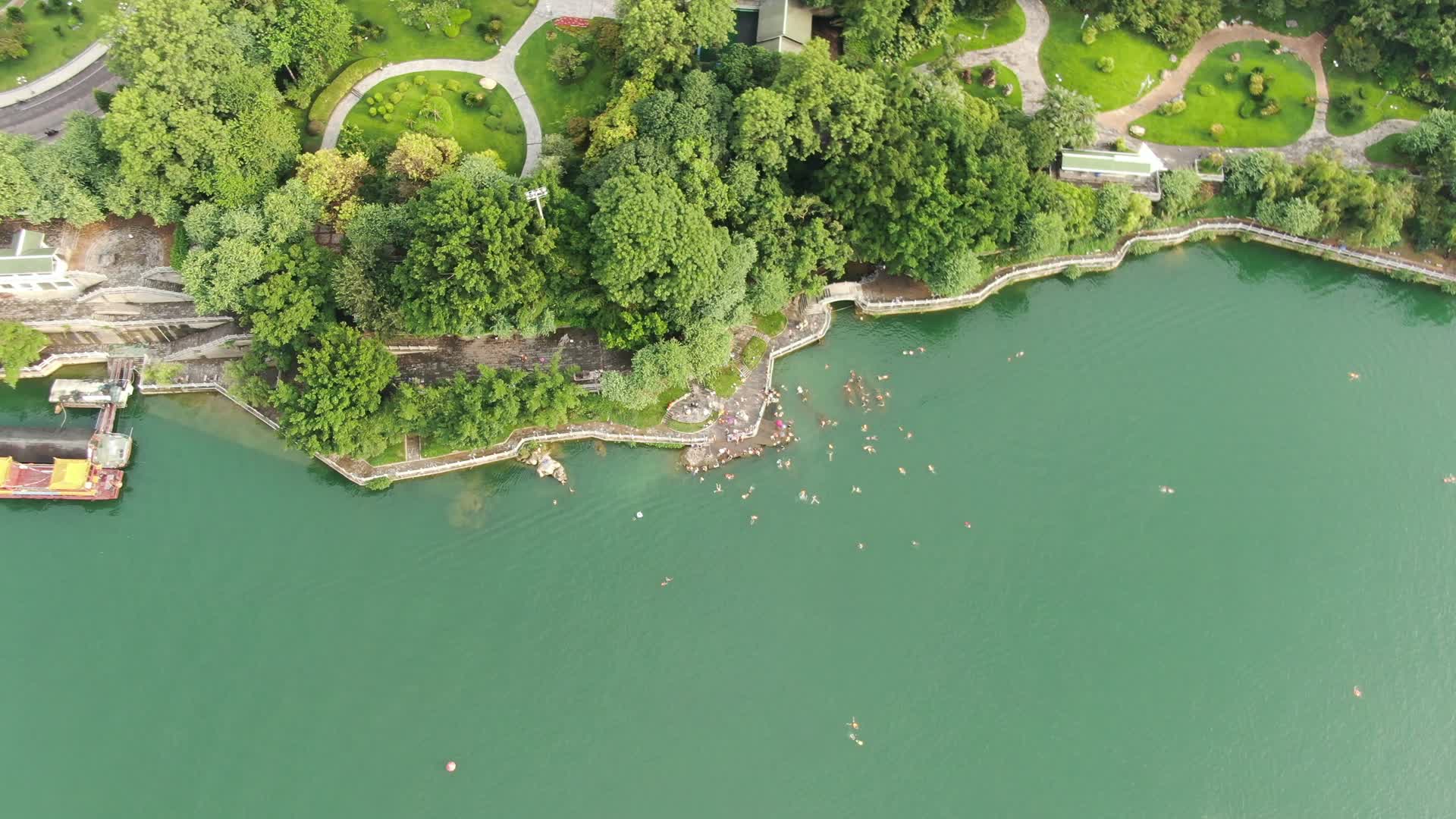 航拍夏日河中游泳断粮清凉视频的预览图