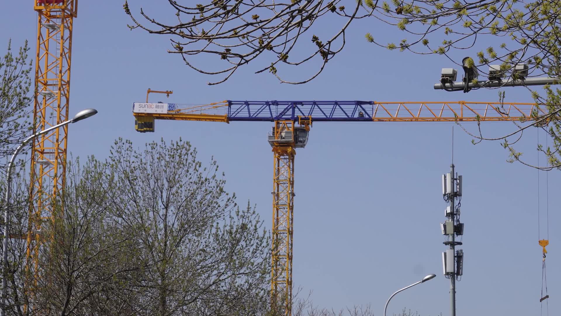 塔吊老吊吊车施工工地建筑视频的预览图
