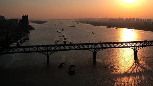 南京长江大桥江面穿梭船只航拍视频的预览图