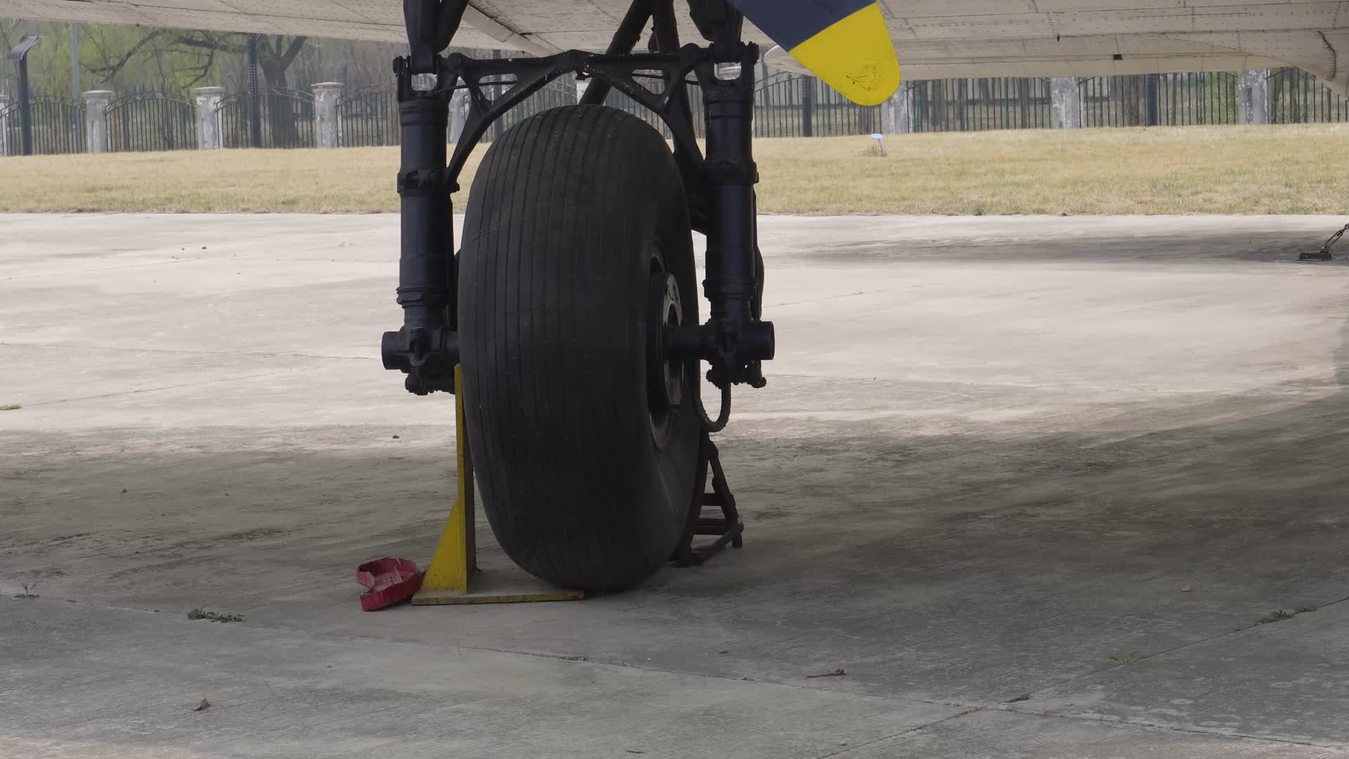 涡轮飞机螺旋桨停机坪机场视频的预览图