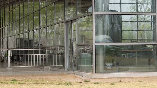 现代建筑设计玻璃墙面钢铁结构视频的预览图