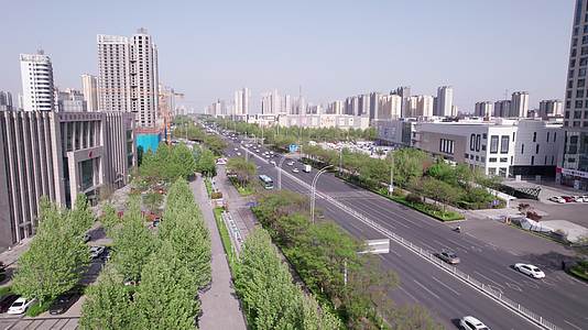 5K潍坊现代高新区城市建筑城市街道车流视频的预览图