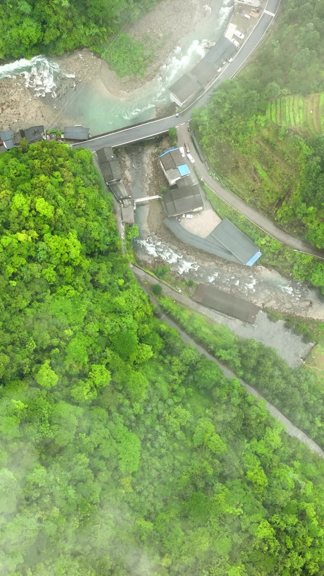 竖屏航拍水库河流视频的预览图