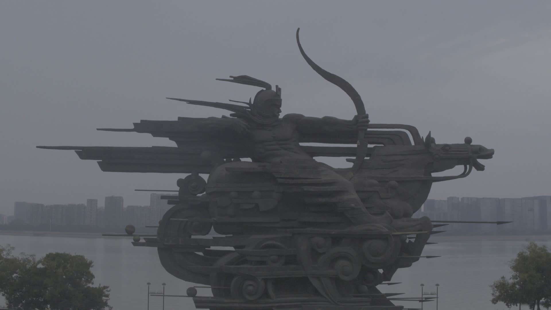 杭州钱塘江边钱王射潮雕塑4K航拍视频的预览图