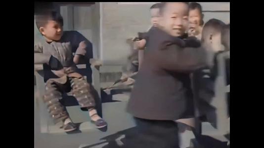 1968年的西安孩子在校园里愉快的玩耍学习视频的预览图