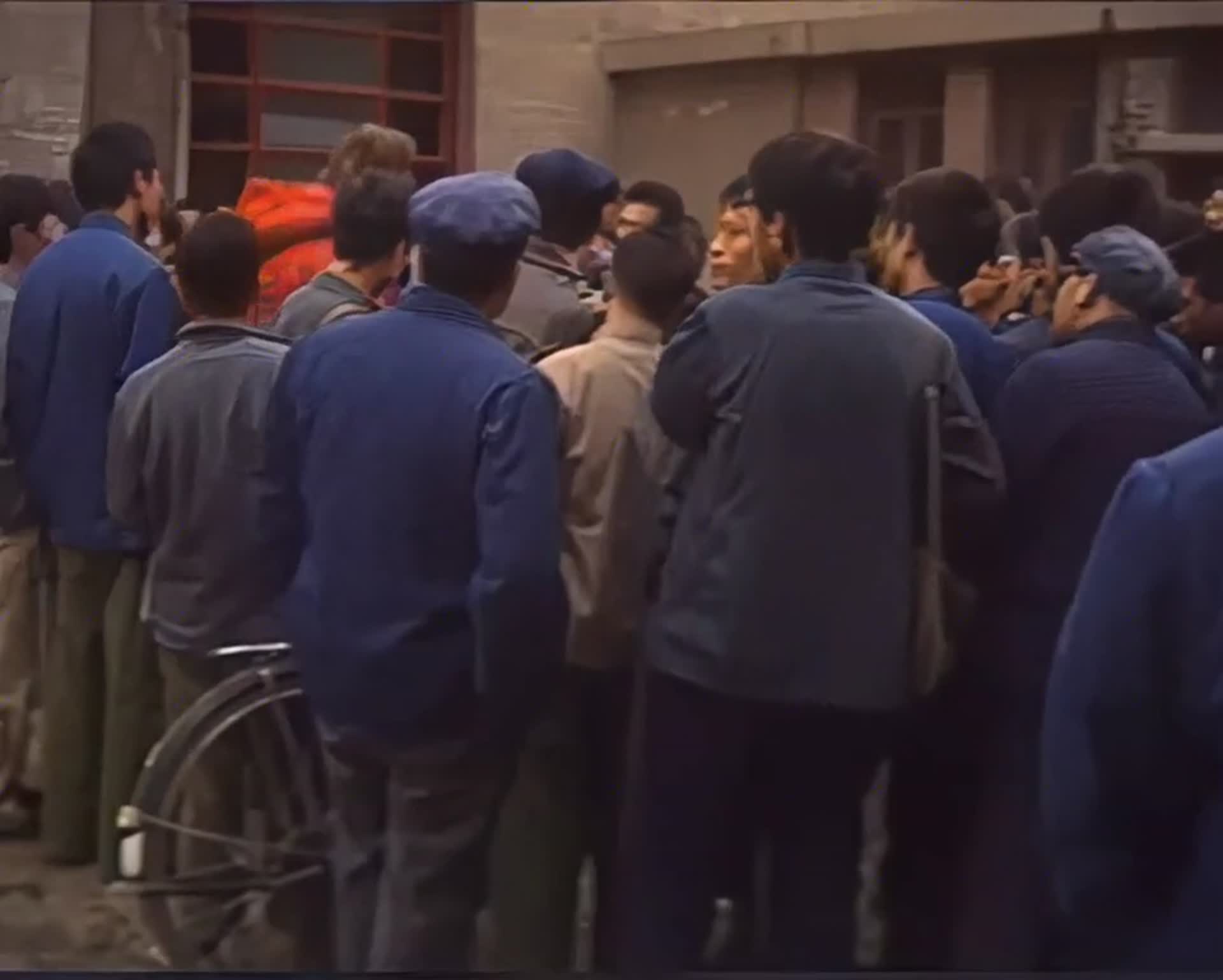 80年代北京大学校内学生和外教讨论的场景视频的预览图