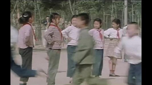 60年代的某小学孩子们在操场上愉快的玩耍视频的预览图