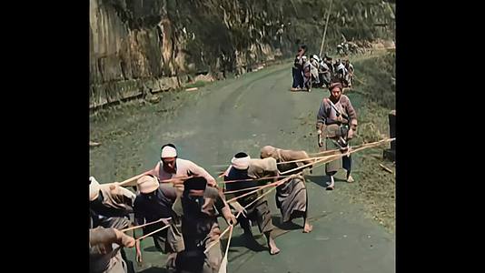 1945年为前线运输抗战物资的纤夫在劳动的珍贵影像视频的预览图