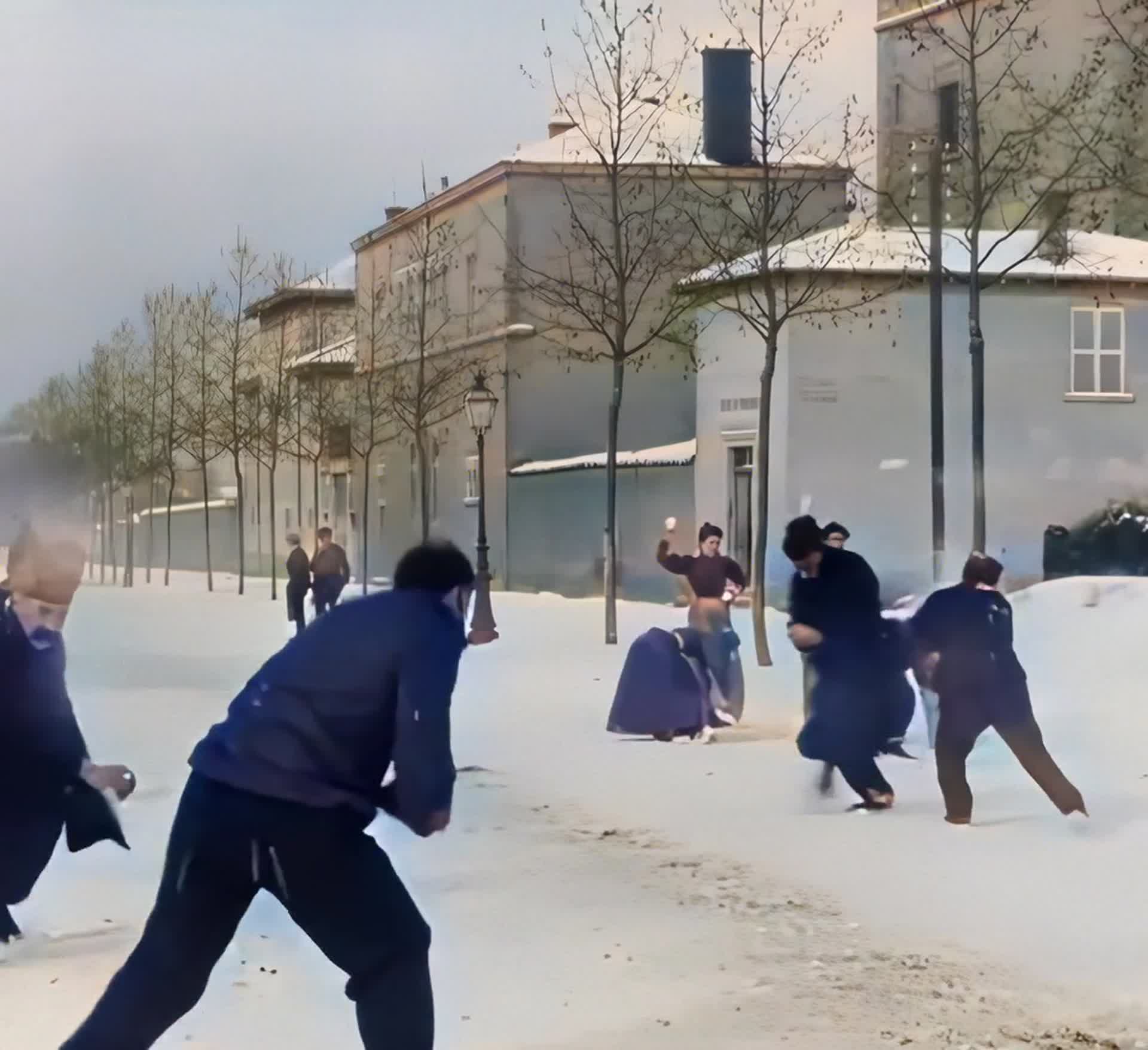 欧洲下大雪百姓打雪架视频的预览图