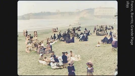 1899年法国本土精英高档野餐与同时期殖民地贫民窟衣不遮体视频的预览图