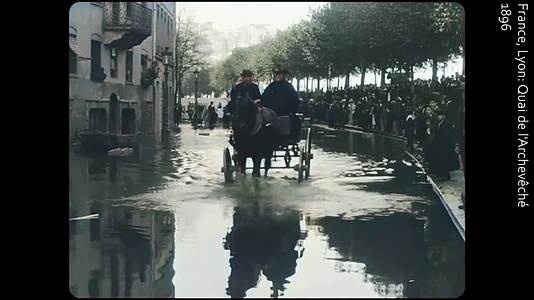 1896年法国里昂索恩河的洪水视频的预览图