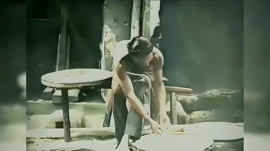 100多年前的清朝劳动人民在制作纯手工面条的过程视频的预览图