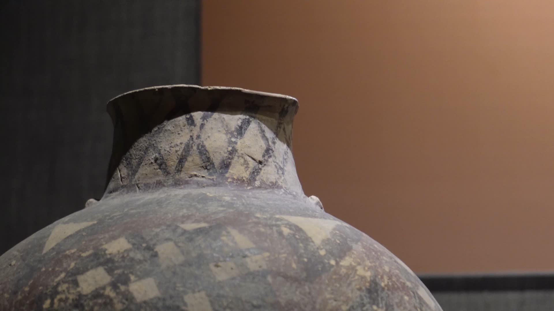 原始社会河姆渡人陶罐彩绘视频的预览图