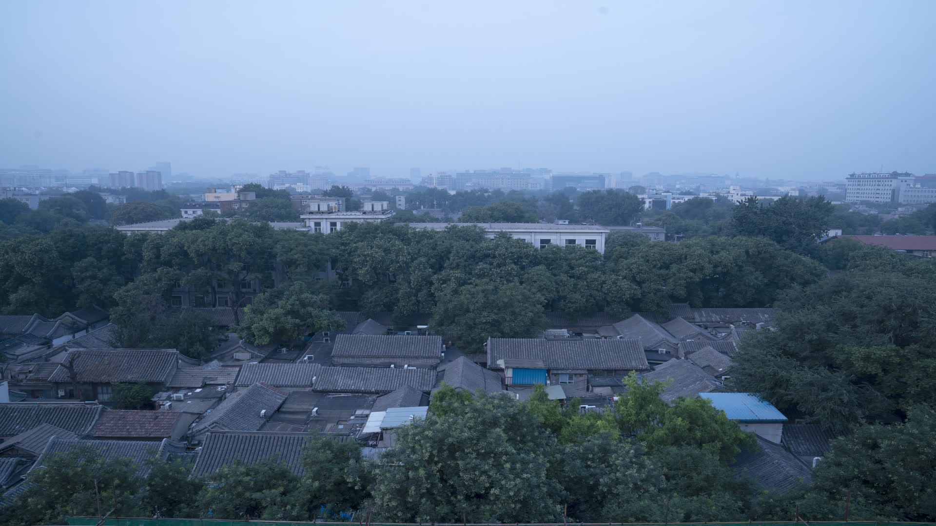 北京城市空镜延时胡同日转夜视频的预览图