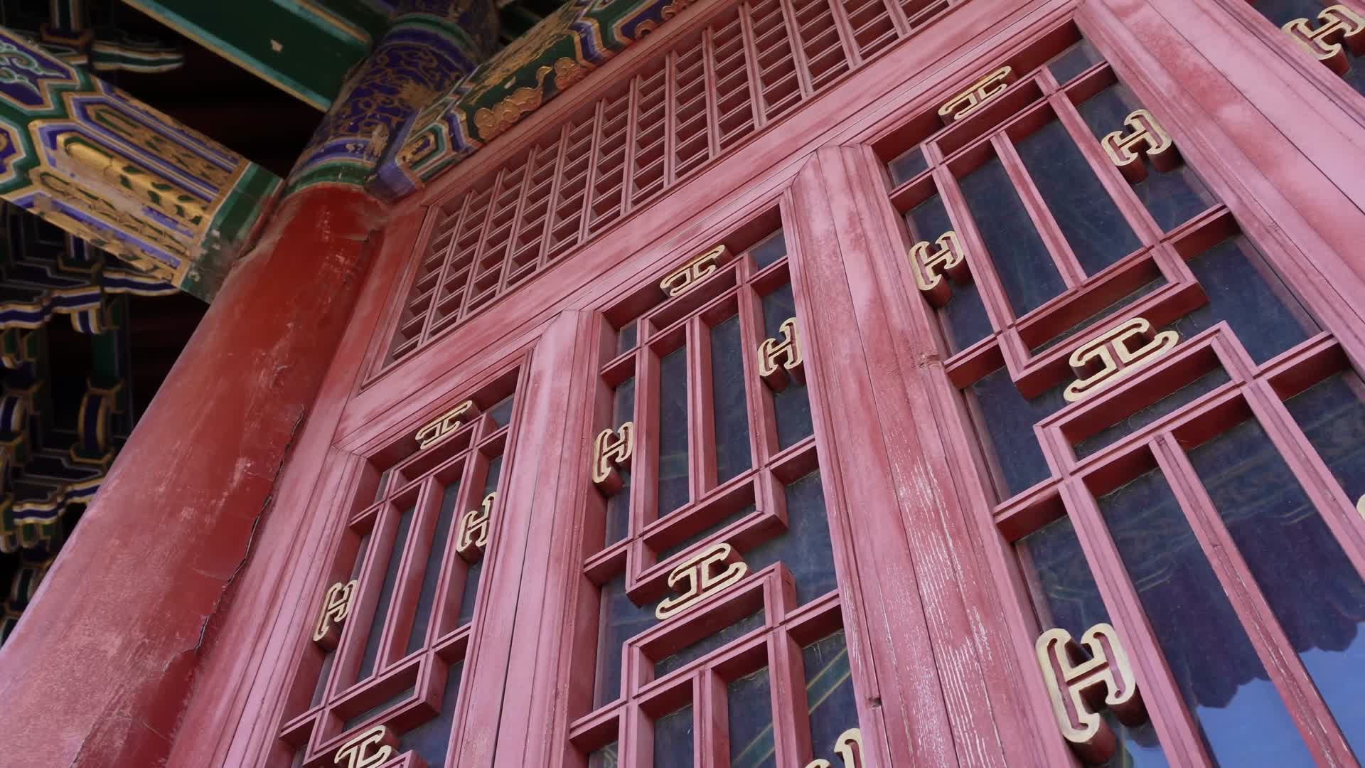 中国古典建筑皇宫窗棂窗户花纹视频的预览图