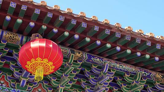 中国明清古建筑飞檐房檐琉璃瓦下悬挂灯笼视频的预览图
