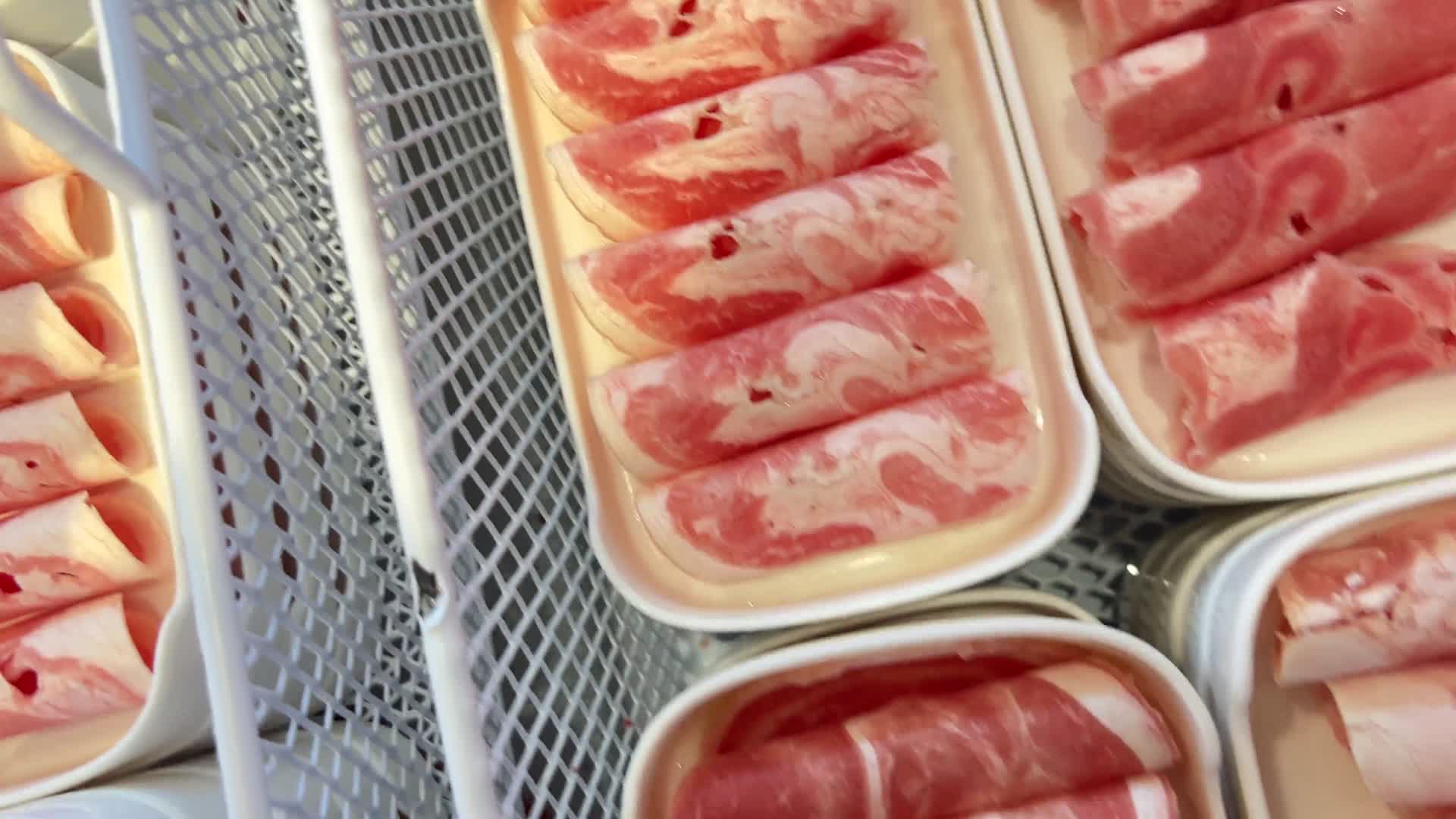 自助餐冰柜里的涮羊肉羊肉片视频的预览图