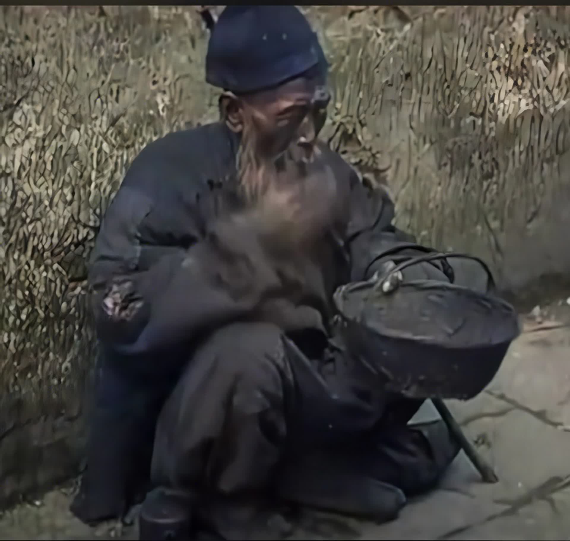 1908年靠在北京城墙边饿的奄奄一息的老人请节约粮食视频的预览图