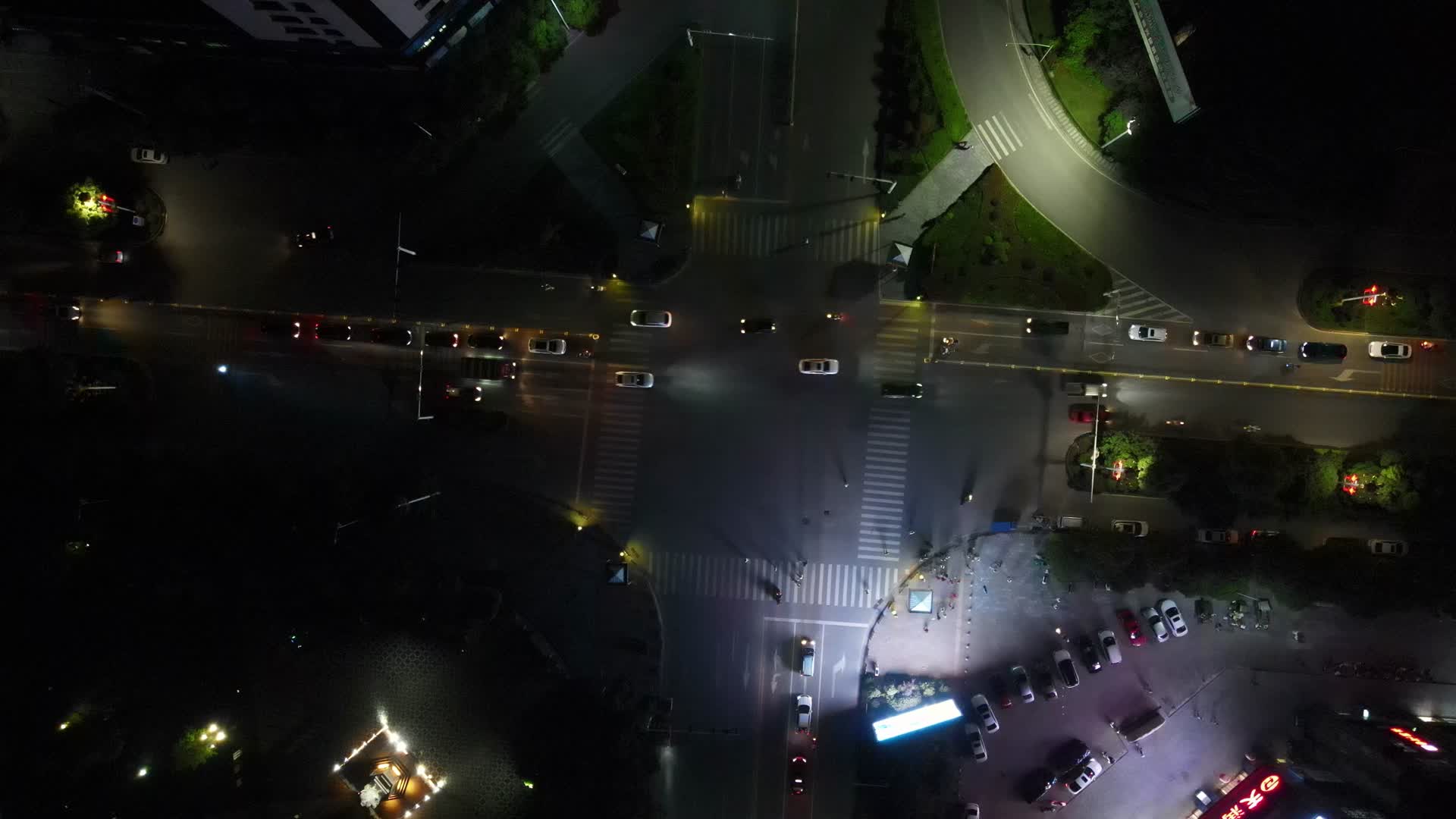 城市航拍夜晚十字交叉路口交通视频的预览图