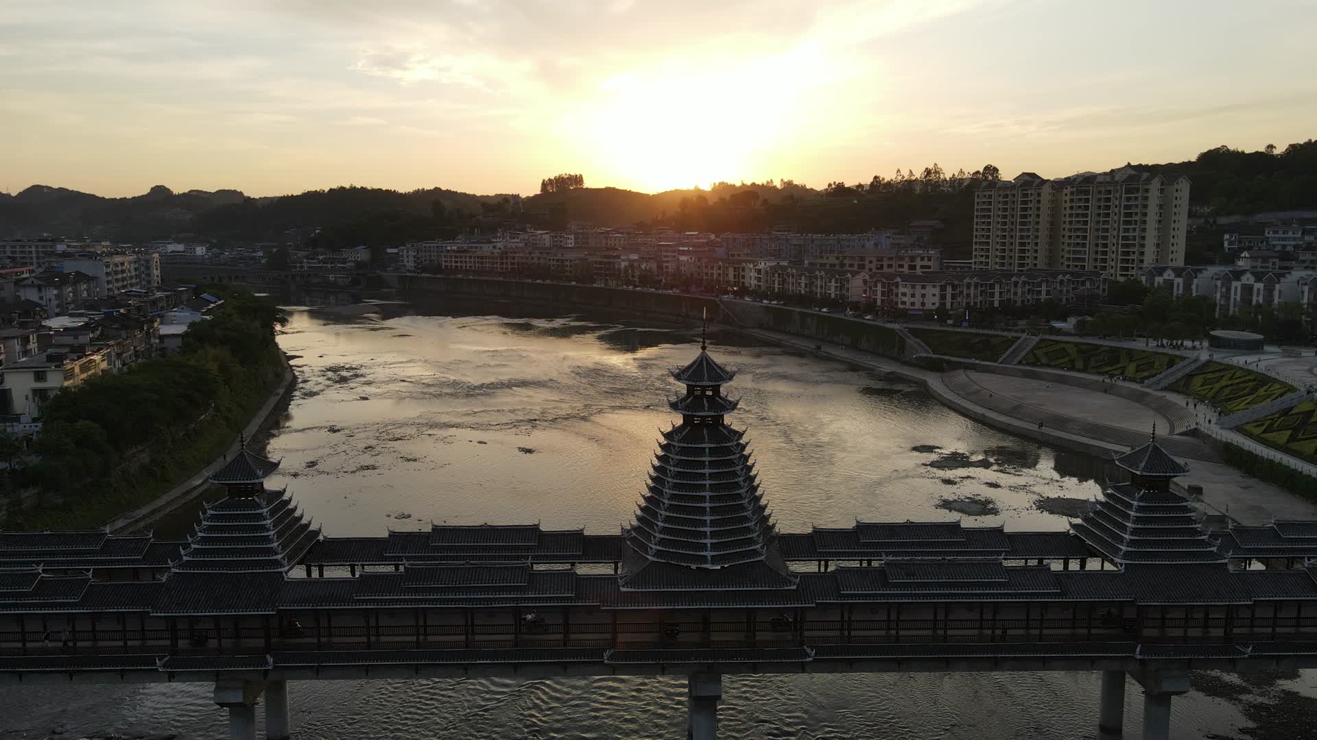 城市航拍侗族风雨桥日落晚霞视频的预览图
