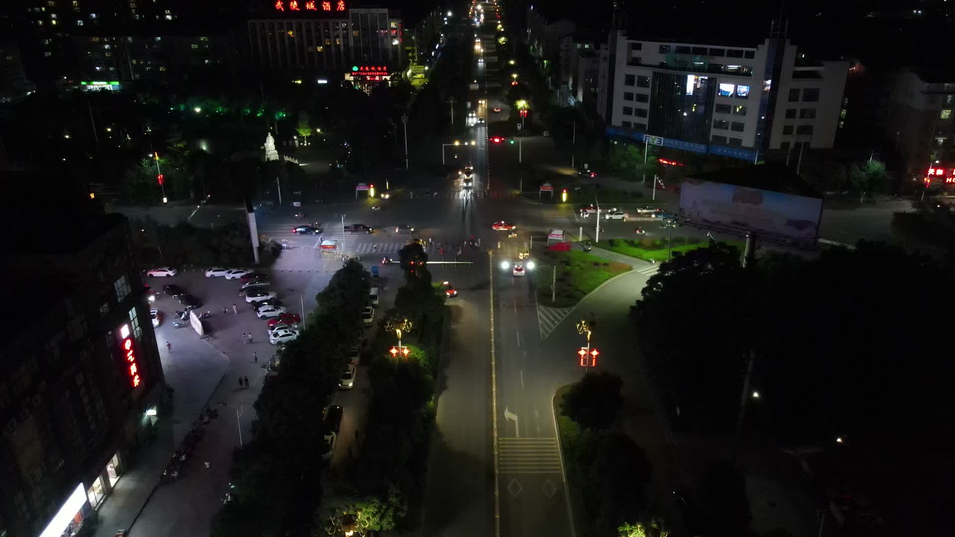 城市航拍夜晚十字交叉路口交通视频的预览图