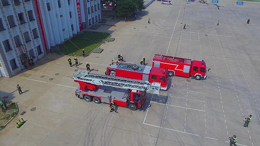 消防演练航拍救人灭火消防官兵1520p视频的预览图