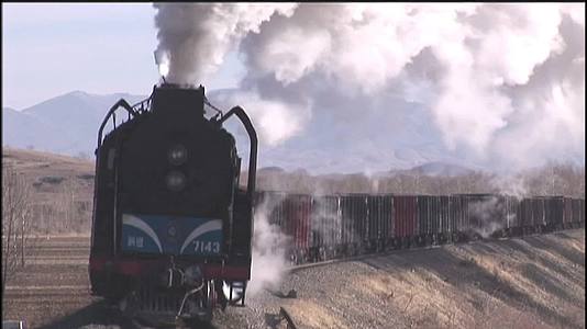 老式燃煤蒸汽火车货运列车铁路交通运输1视频的预览图