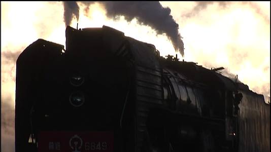 蒸汽机车特写老式火车头烟雾弥漫视频的预览图