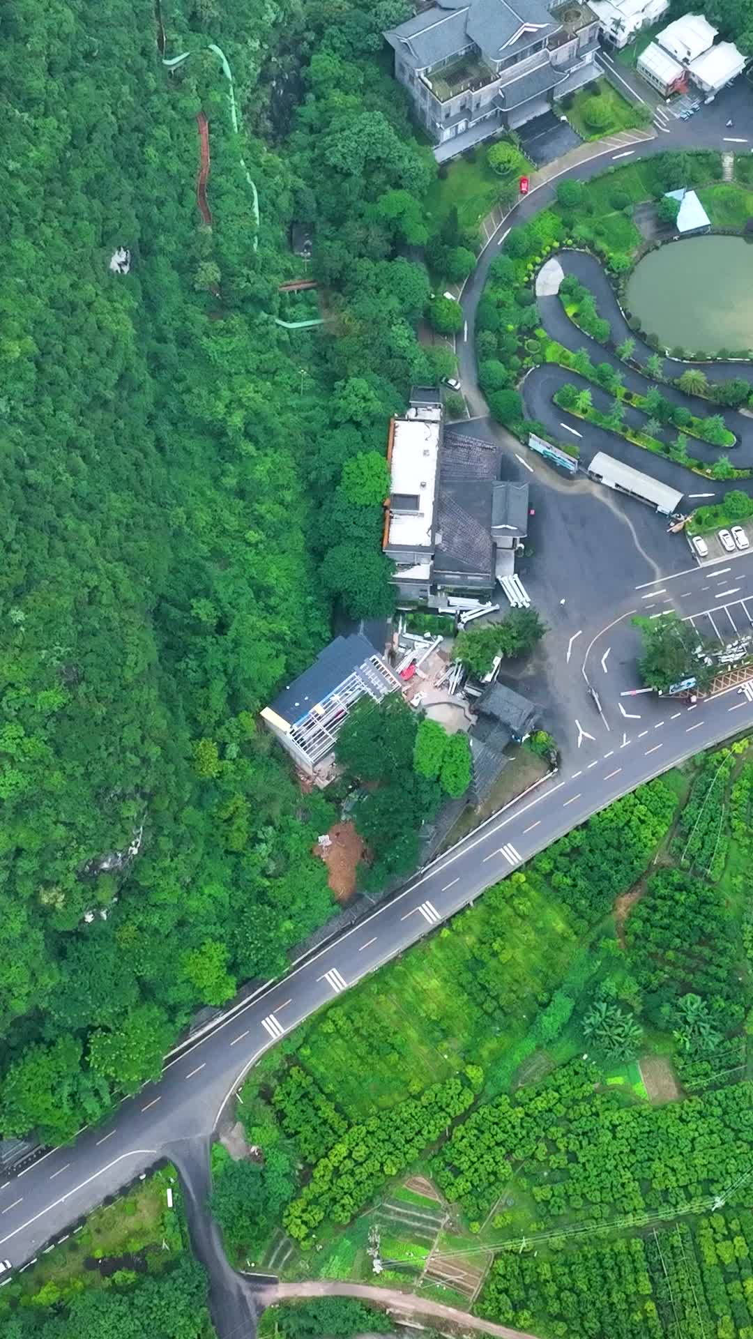 竖屏航拍广西桂林喀斯特地貌视频的预览图