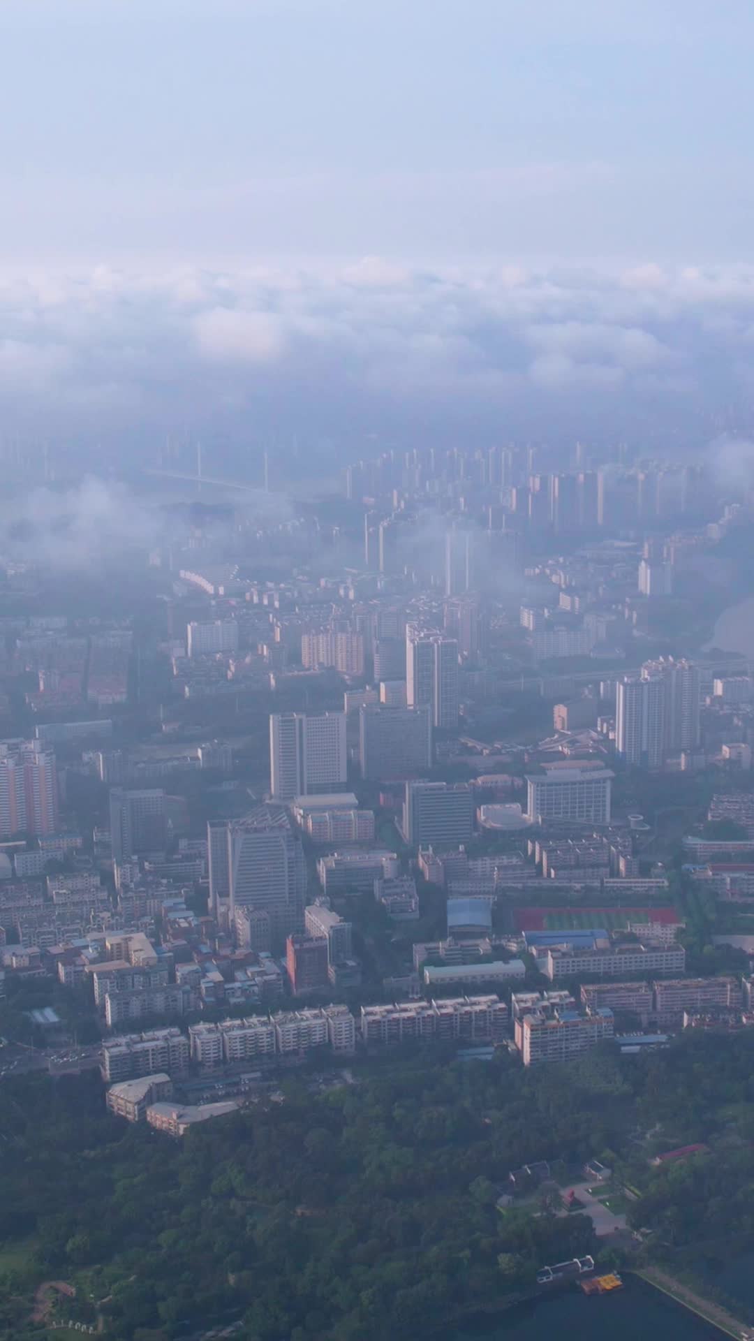 竖屏航拍南宁城市风光云海视频的预览图