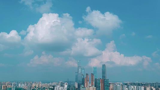 4K航拍南宁市蓝天白云视频的预览图