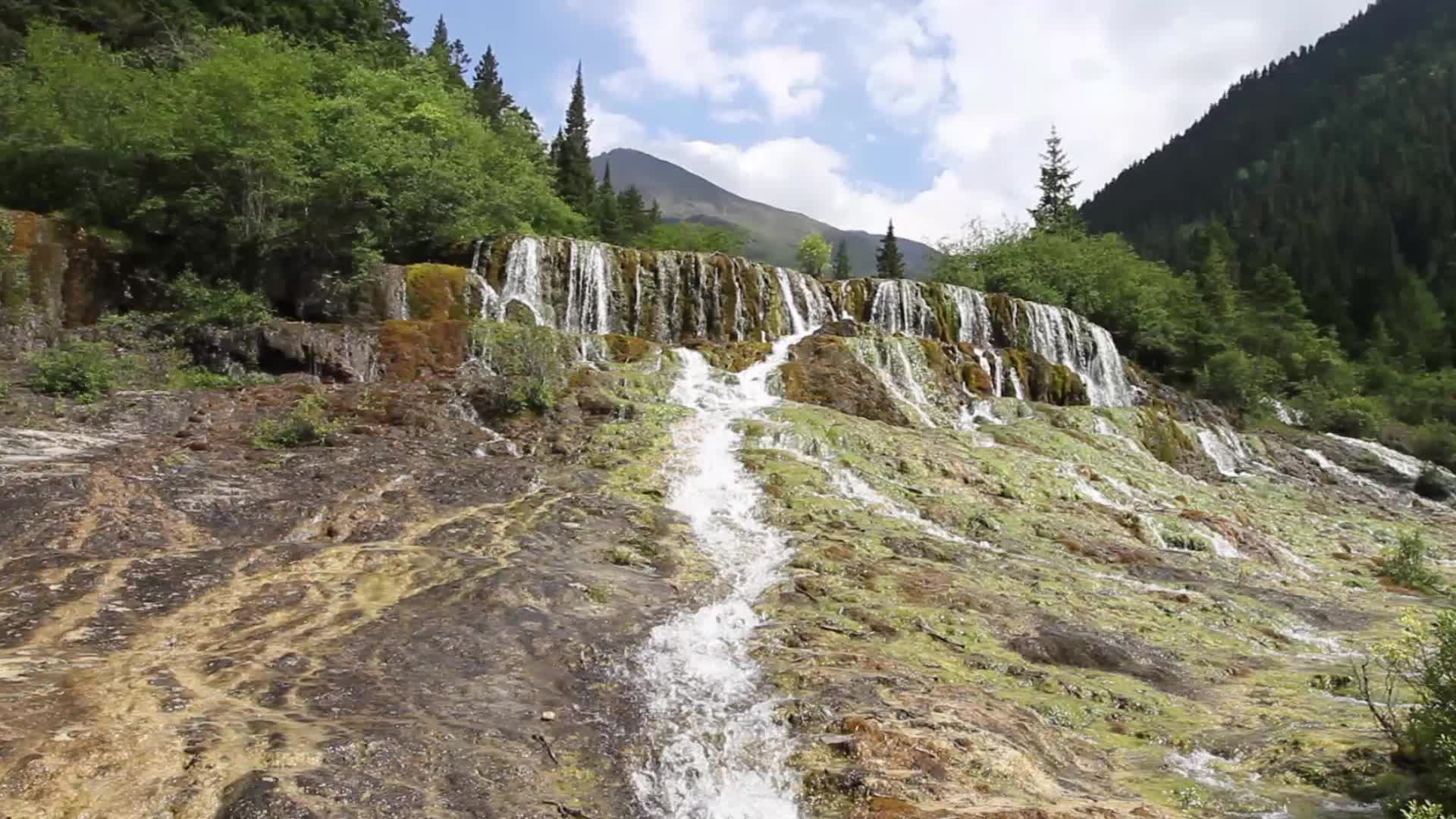 九寨沟水流瀑布风景空镜视频的预览图